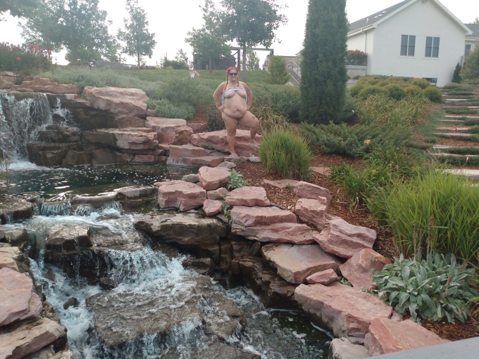 PoppyJay, le gosse BBW NU en plein air dans le PARC