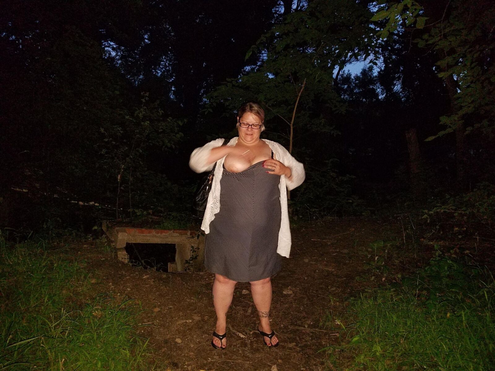 BBW pirralho PoppyJay tirando a roupa no parque à noite