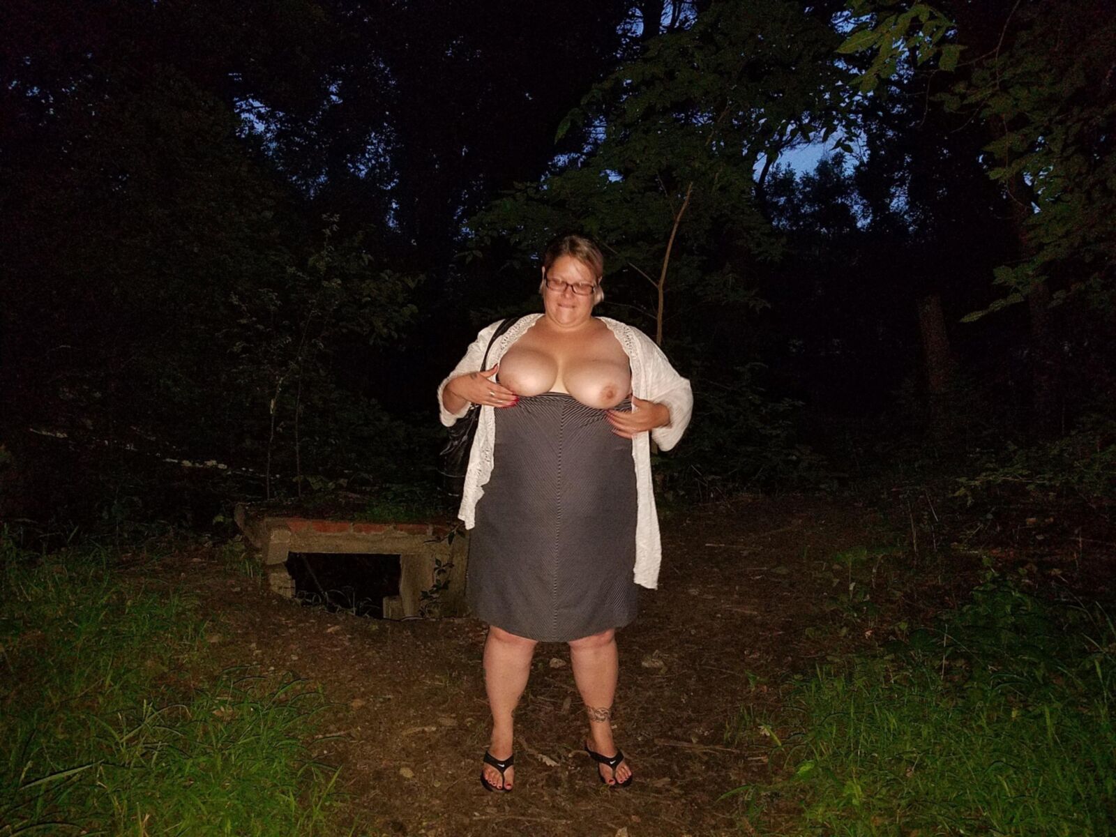 BBW pirralho PoppyJay tirando a roupa no parque à noite