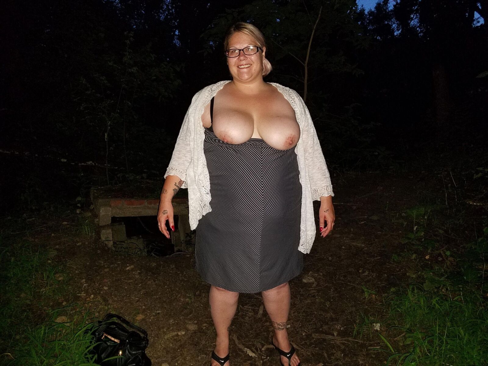 BBW pirralho PoppyJay tirando a roupa no parque à noite