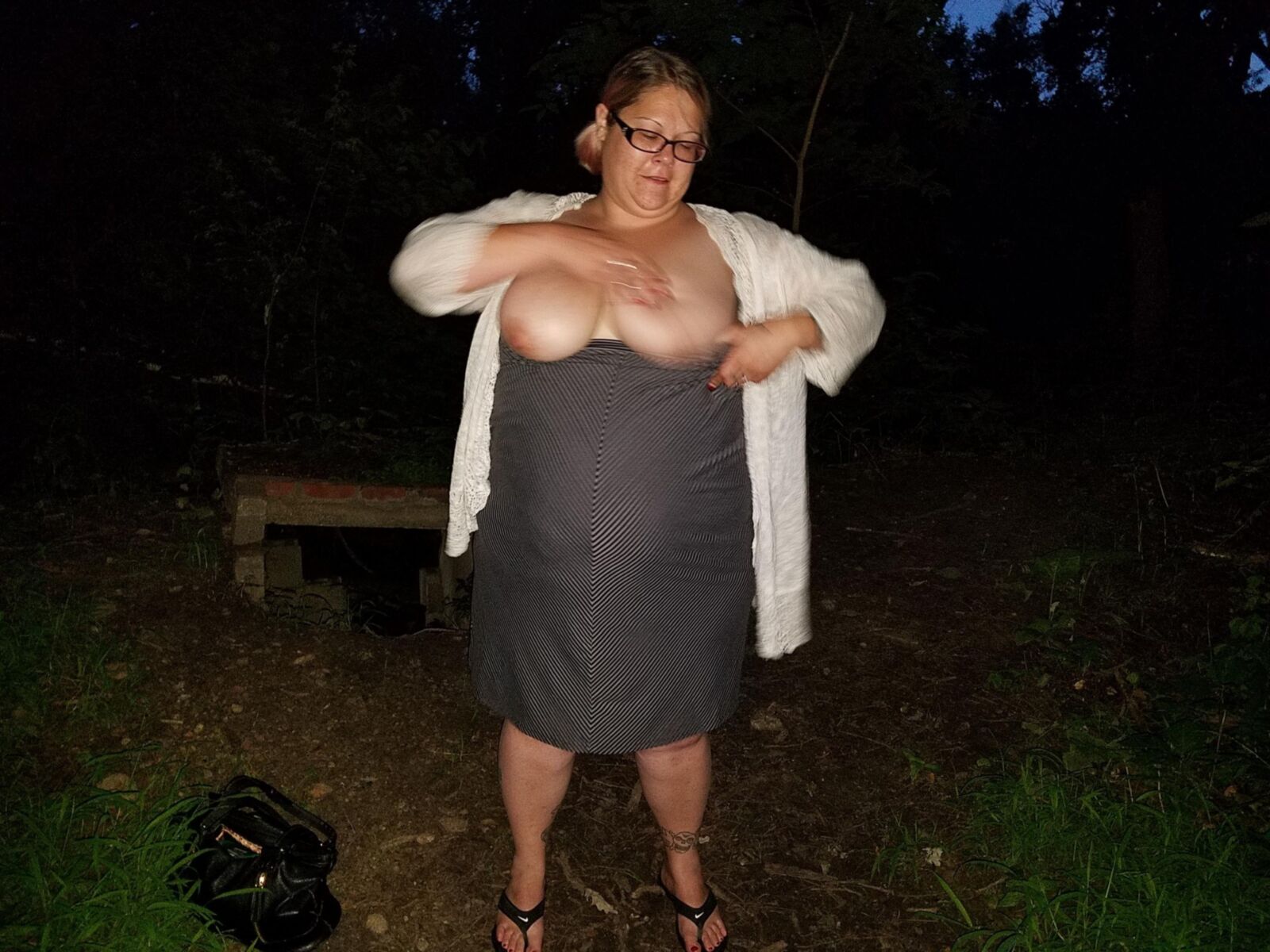 BBW pirralho PoppyJay tirando a roupa no parque à noite