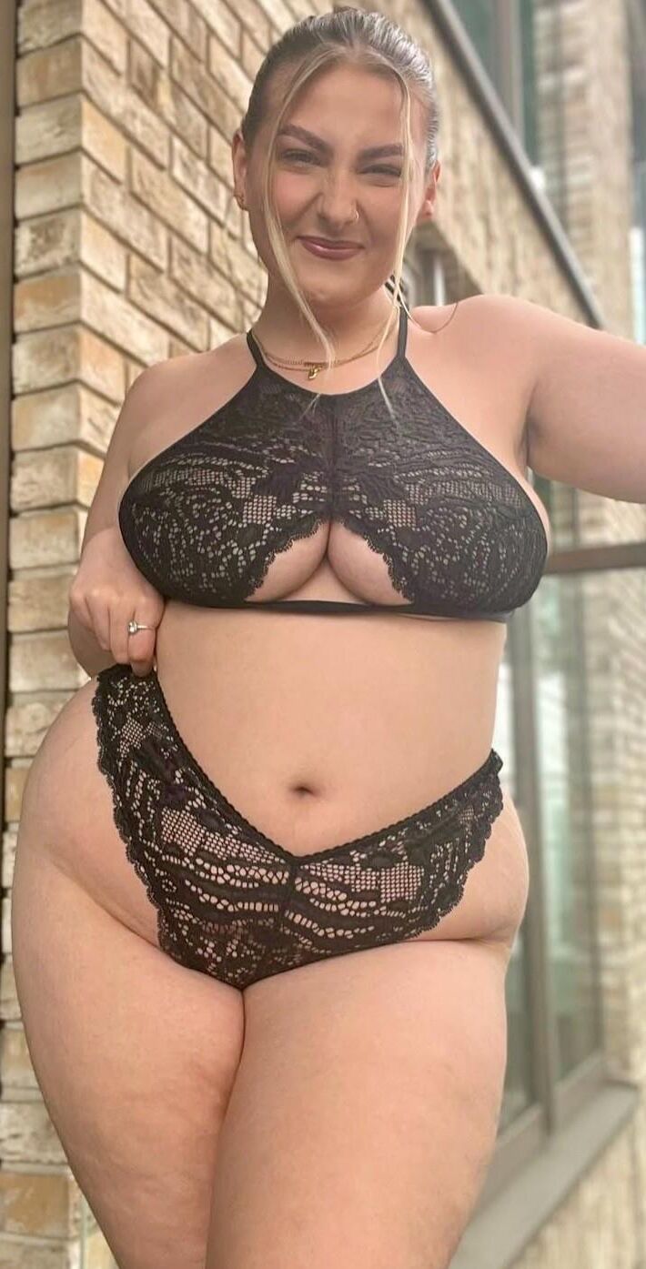 Amateur Curvy BBW Blonde MILF