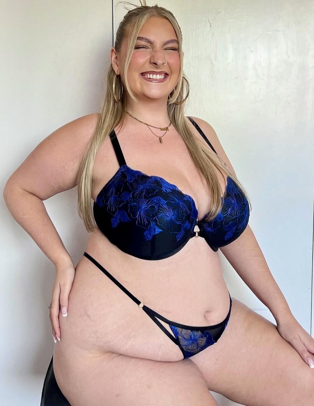 Amateur Curvy BBW Blonde MILF