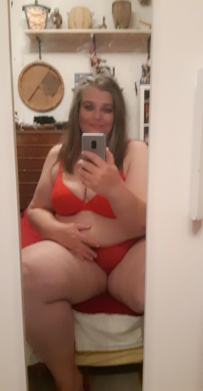 Bbw Trisserotica spread in red