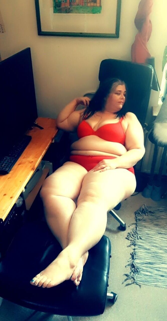 Bbw Trisserotica spread in red