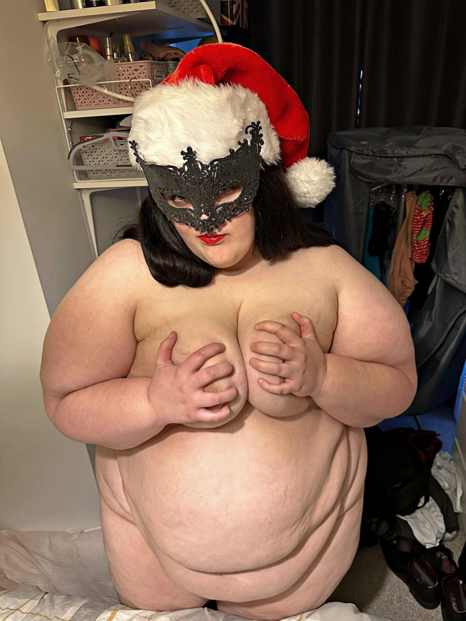 クリスマス気分を披露するSSBBW妻