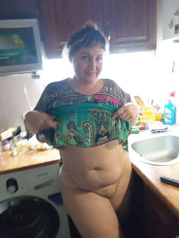 BBW mature in the kitchen and her fatty pussy