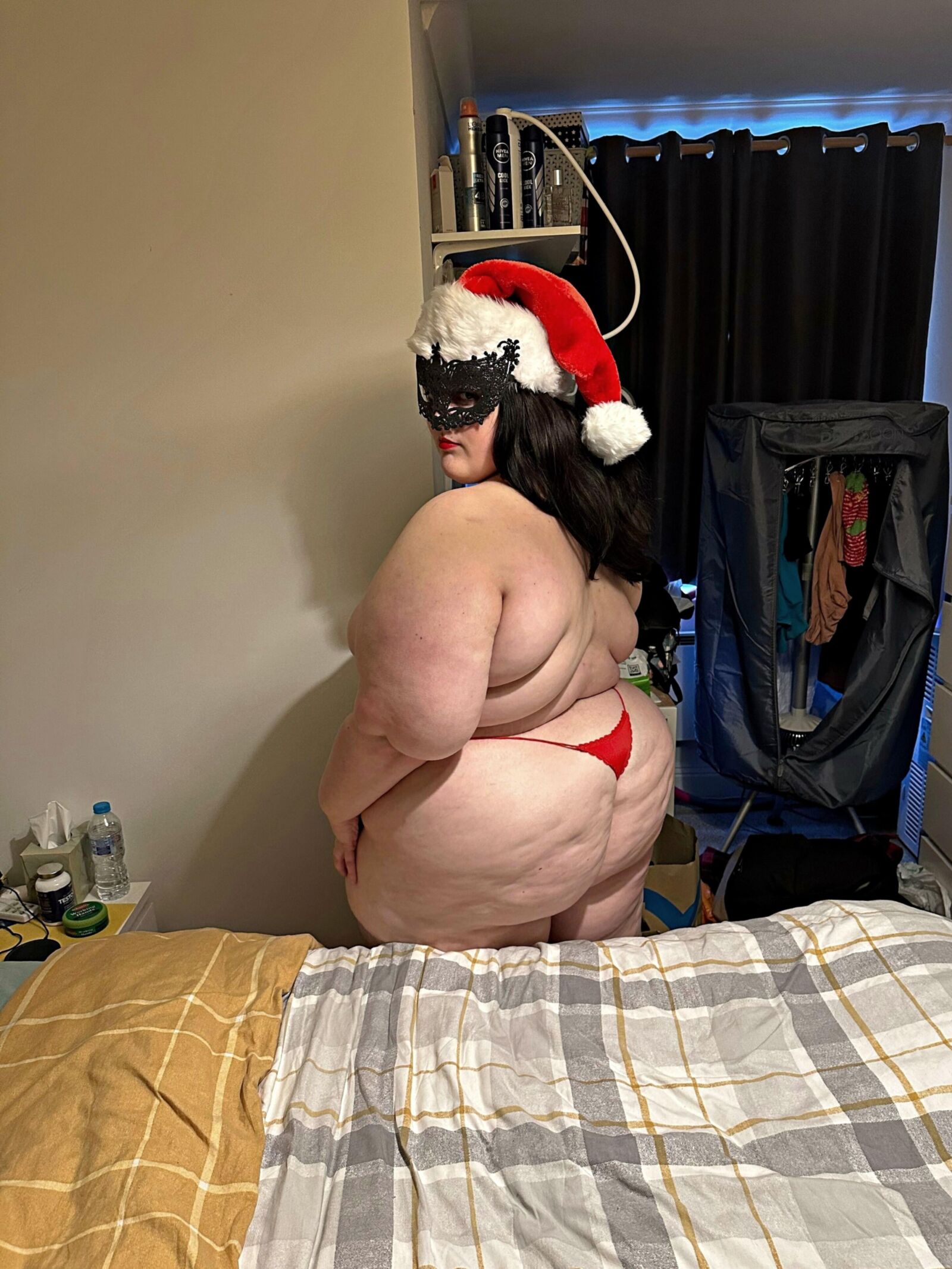 クリスマス気分を披露するSSBBW妻