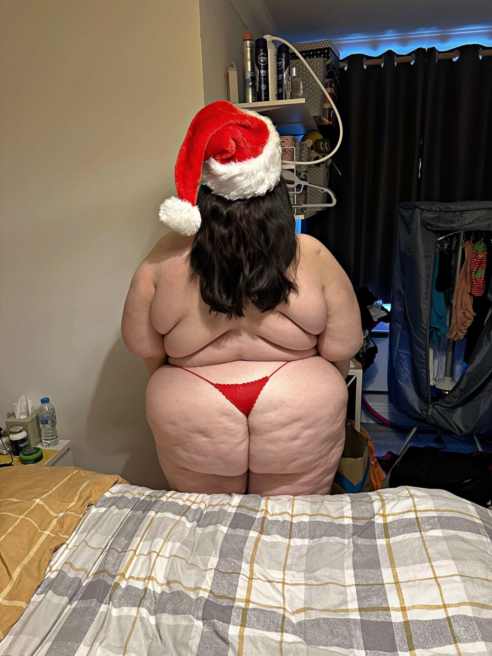 クリスマス気分を披露するSSBBW妻