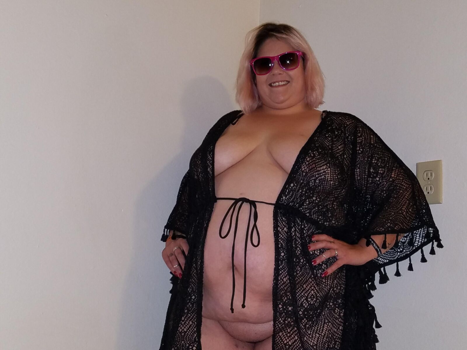 O pirralho BBW PoppyJay volta posando em casa para o papai