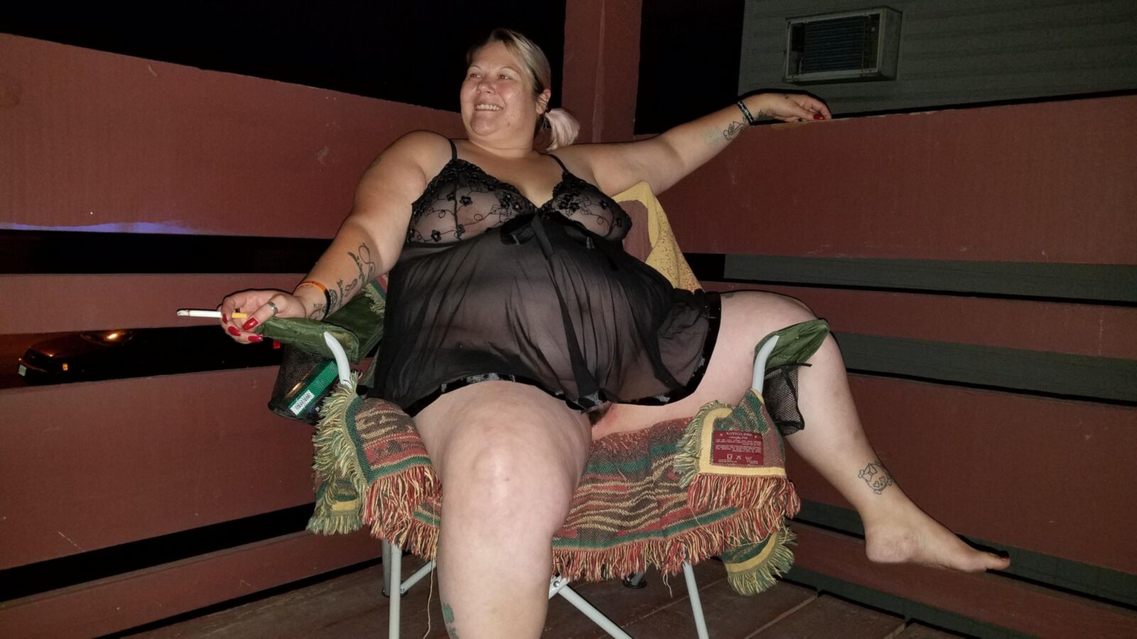 BBW pirralho PoppyJay Sexy lingerie preta lá fora, no convés