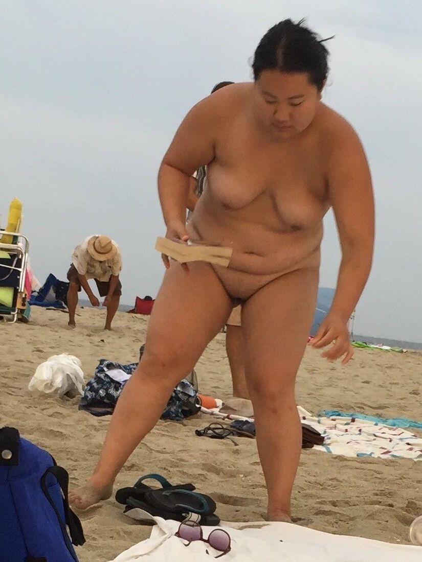 Asiática BBW nua na praia