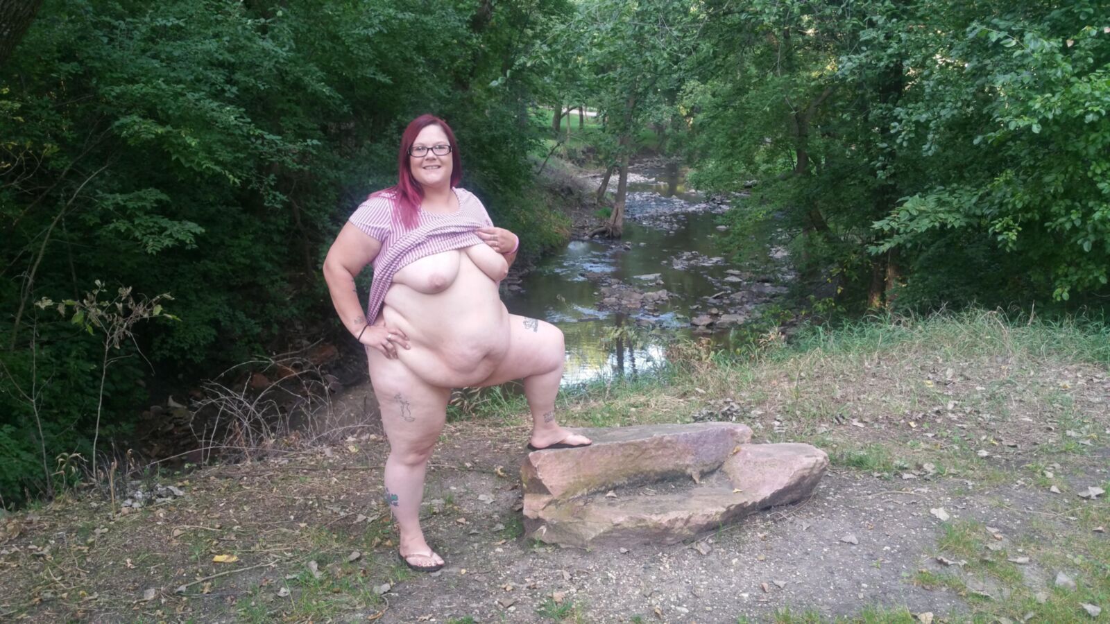 BBW pirralho PoppyJay PISCANDO e despindo nu no parque