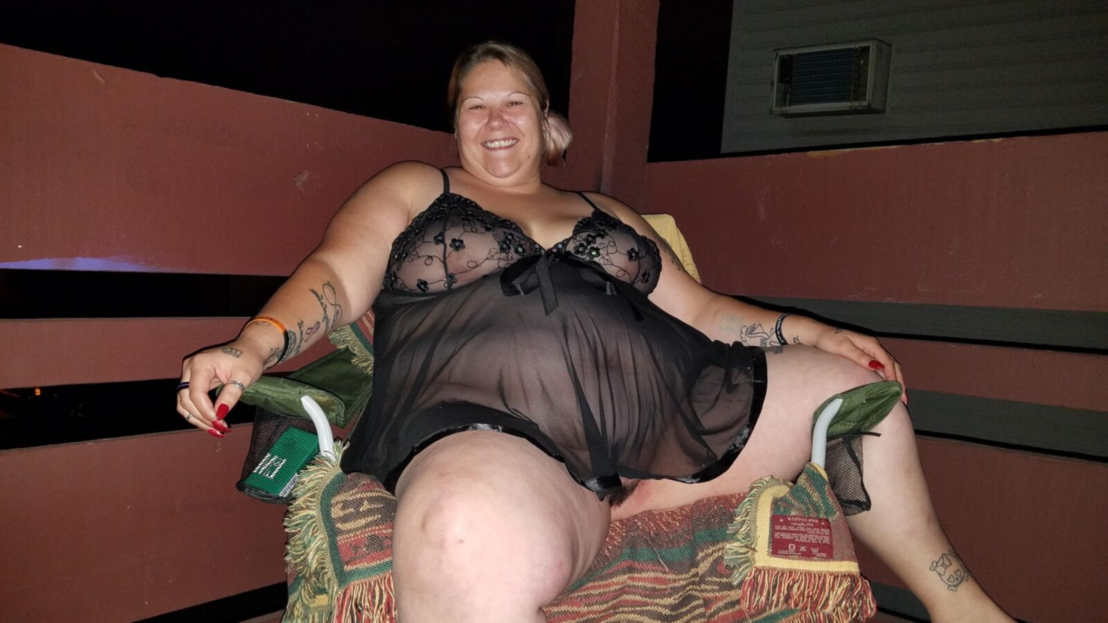 BBW pirralho PoppyJay Sexy lingerie preta lá fora, no convés