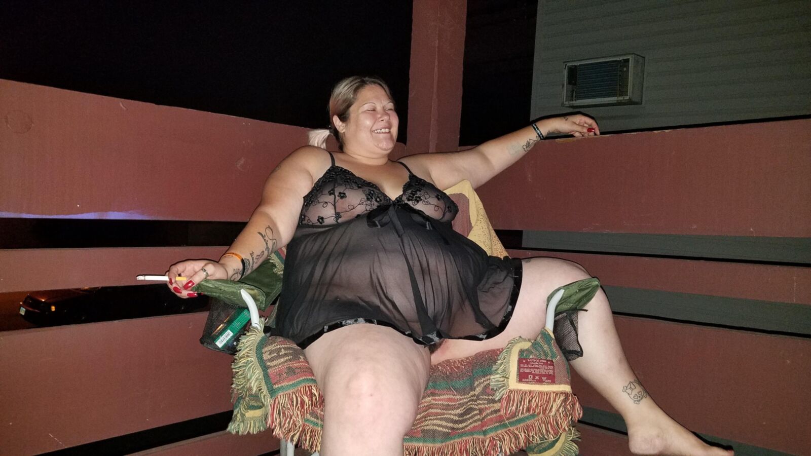 BBW pirralho PoppyJay Sexy lingerie preta lá fora, no convés