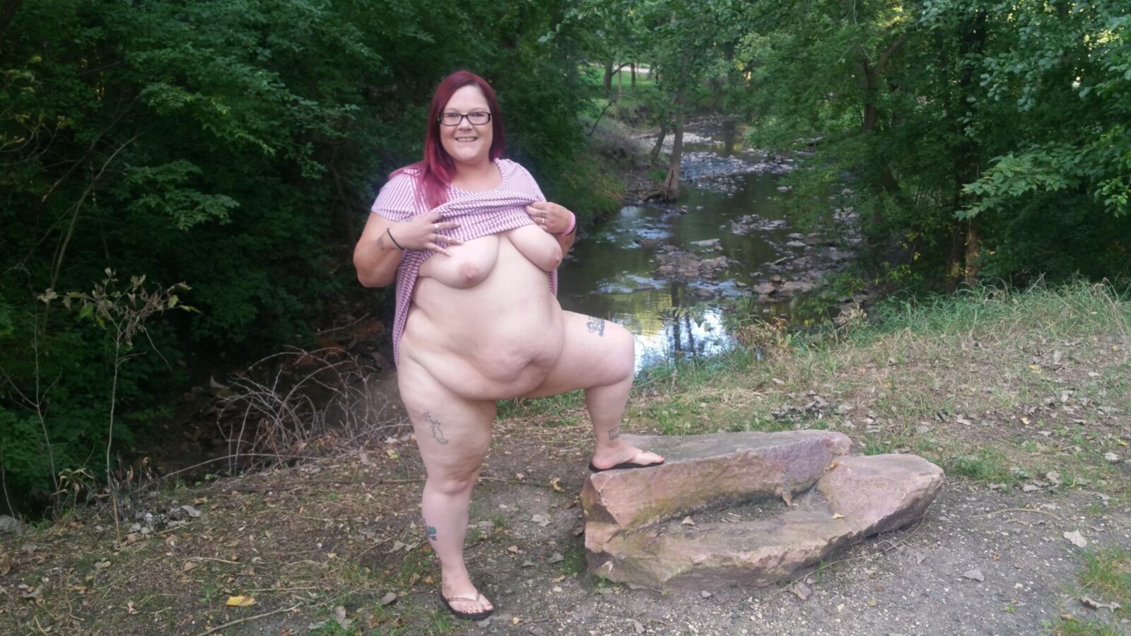 BBW pirralho PoppyJay PISCANDO e despindo nu no parque