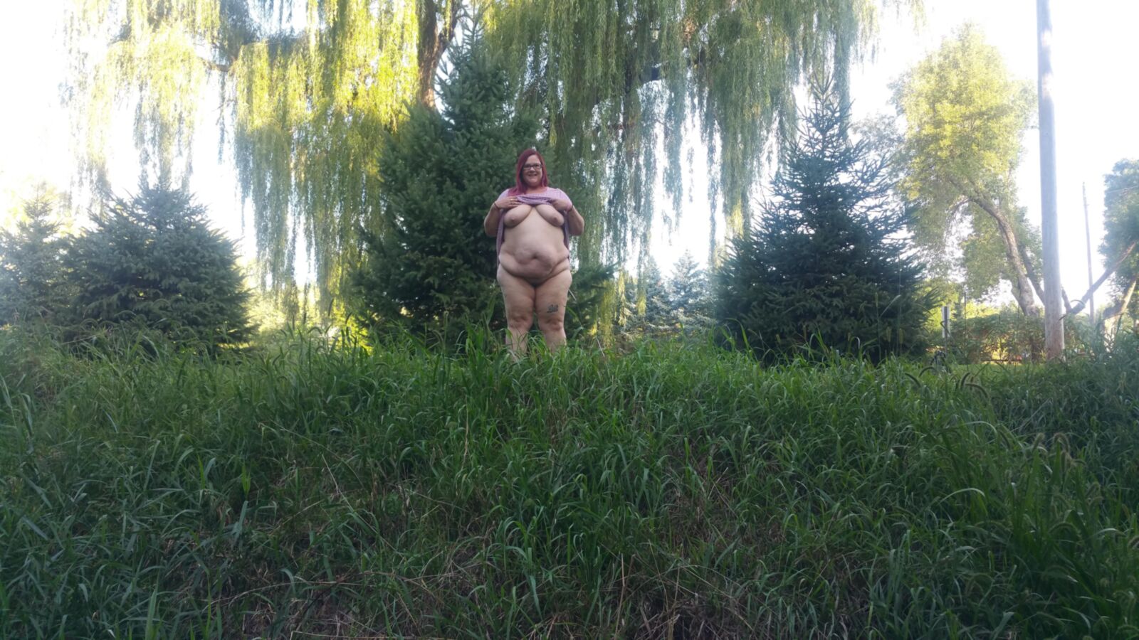 BBW pirralho PoppyJay PISCANDO e despindo nu no parque