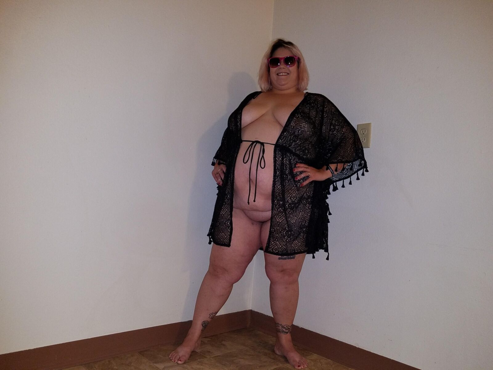 BBW brat PoppyJay throw back posing at home for Daddy