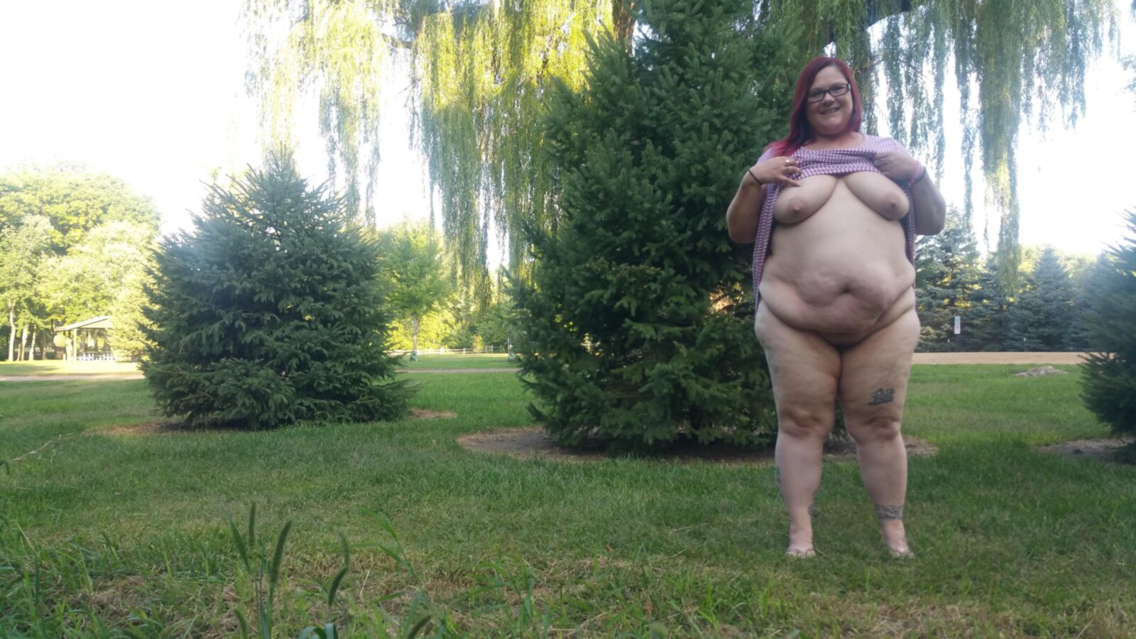 BBW pirralho PoppyJay PISCANDO e despindo nu no parque