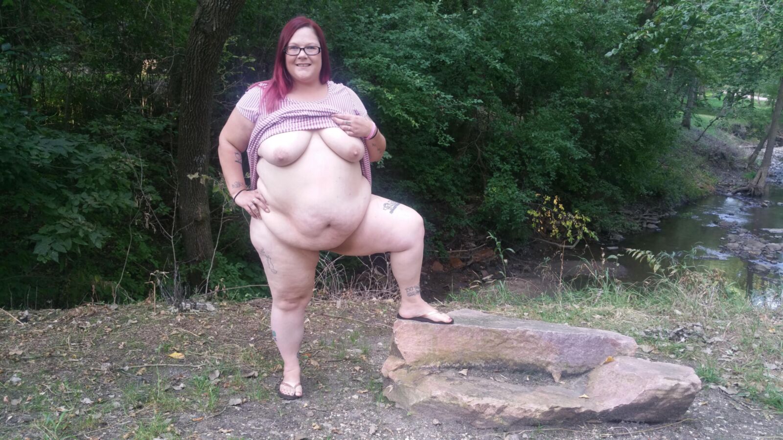 BBW pirralho PoppyJay PISCANDO e despindo nu no parque