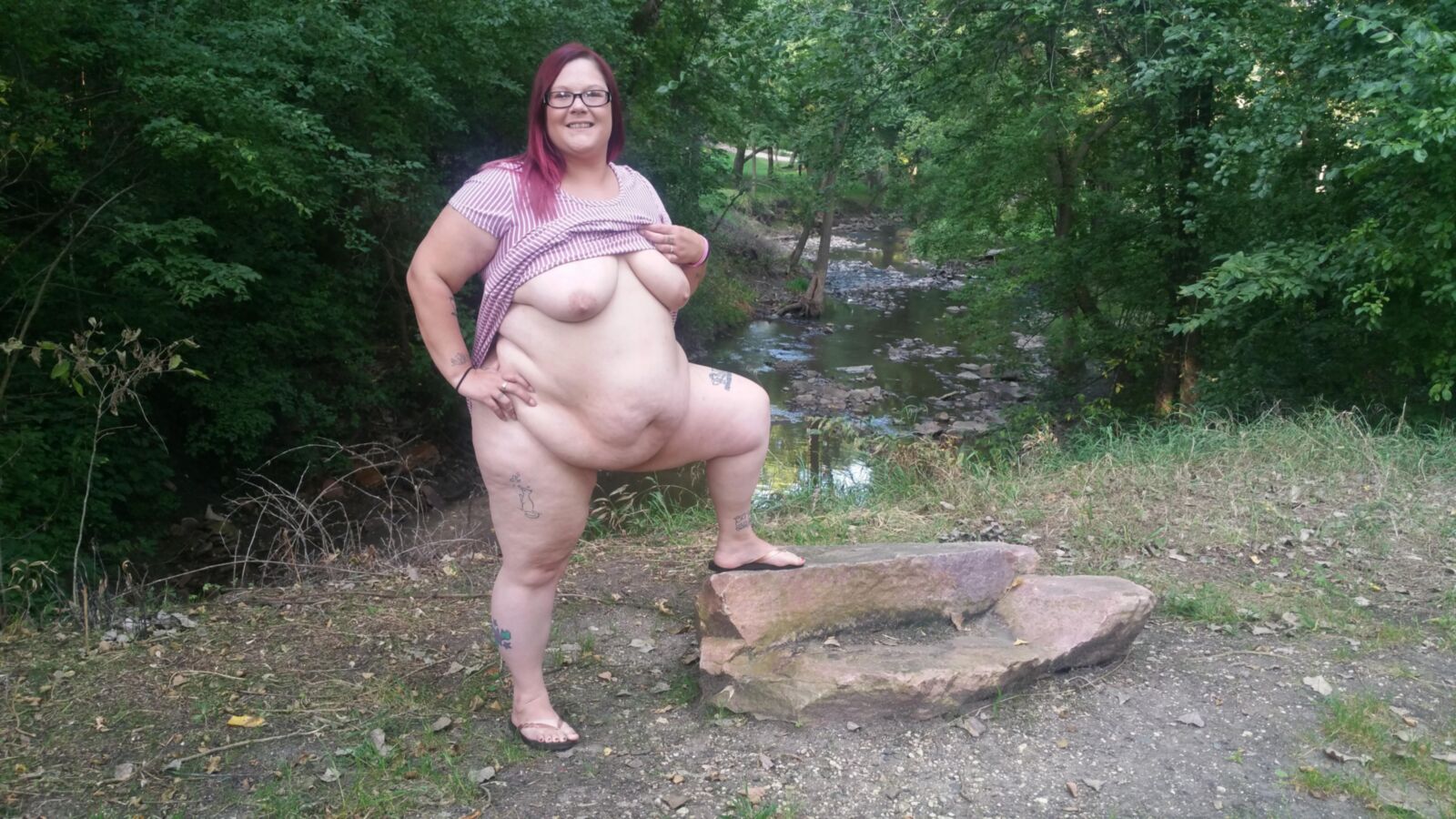 BBW pirralho PoppyJay PISCANDO e despindo nu no parque