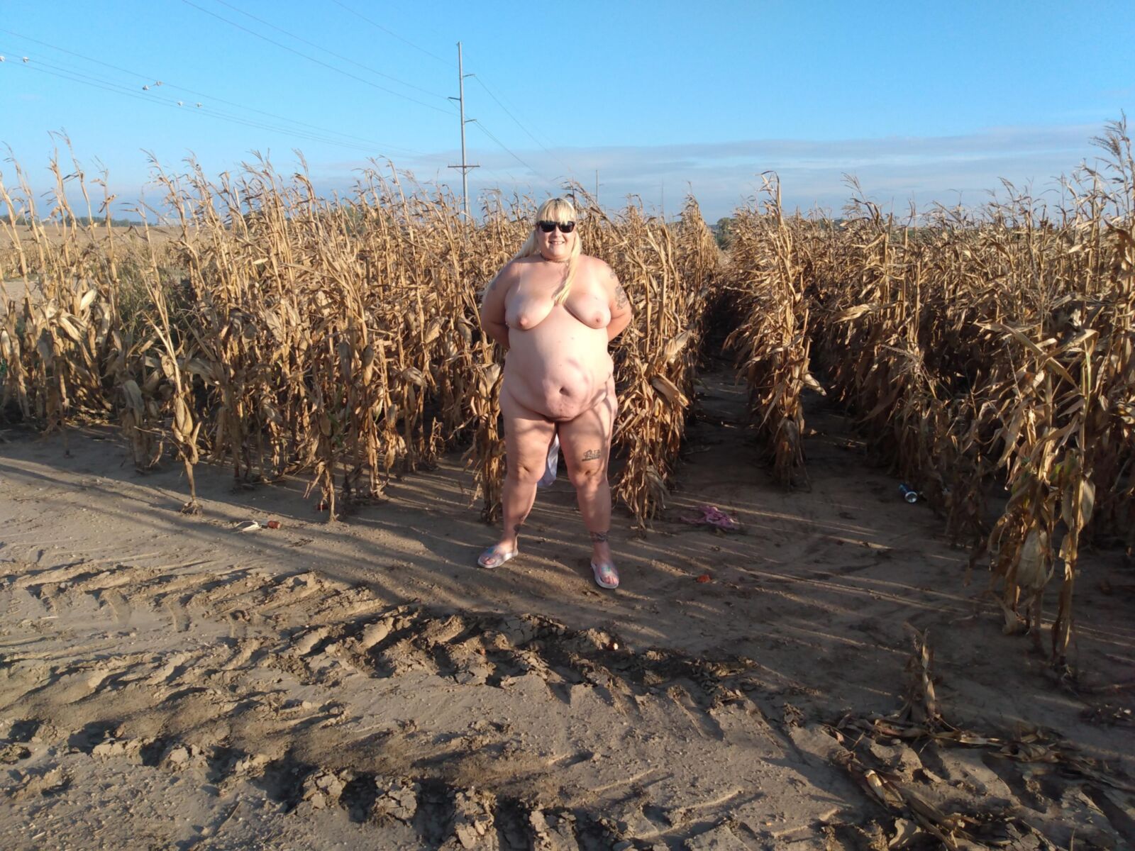 BBW pirralho PoppyJay NU em um CORNFIELD