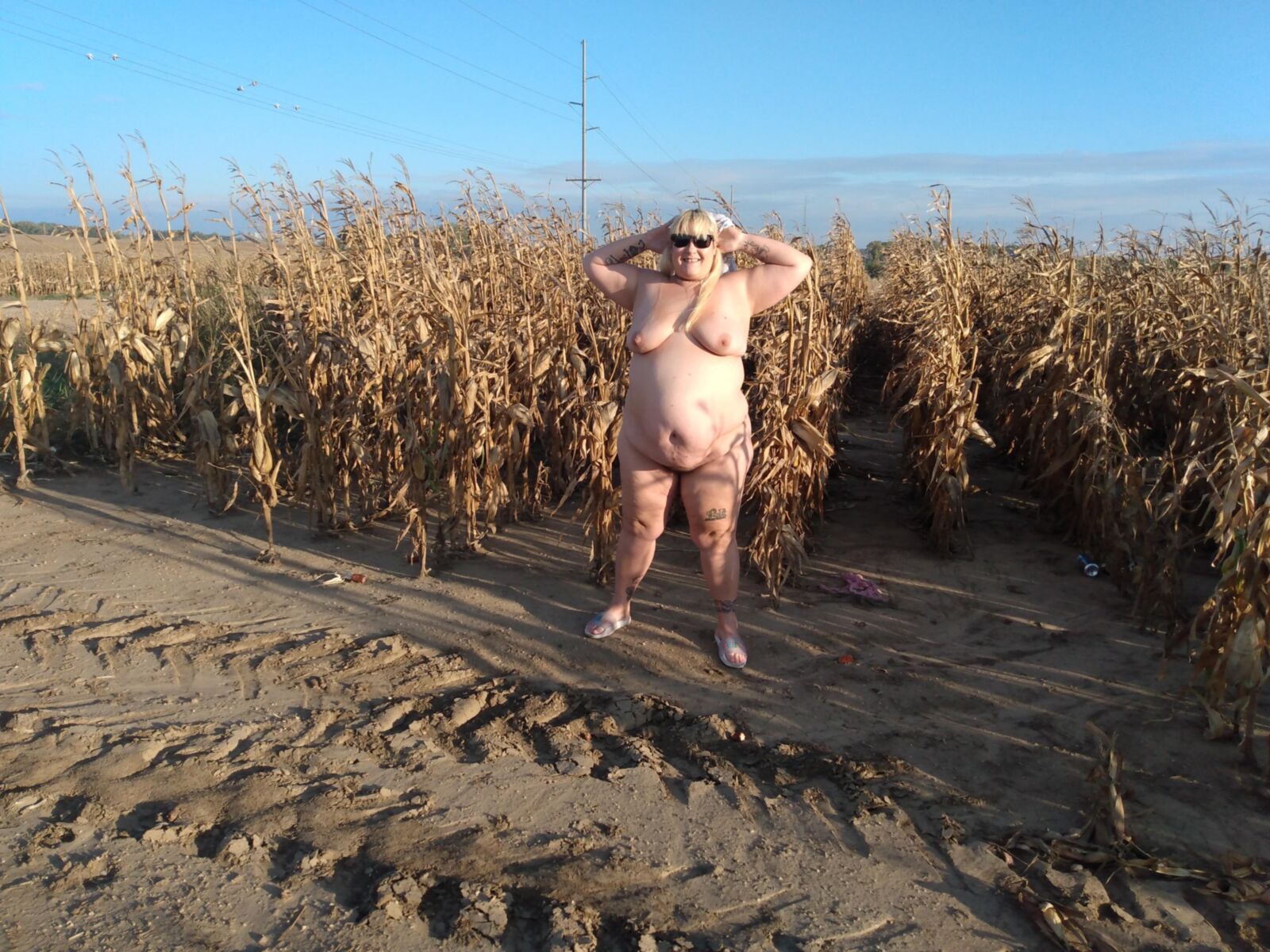 BBW pirralho PoppyJay NU em um CORNFIELD