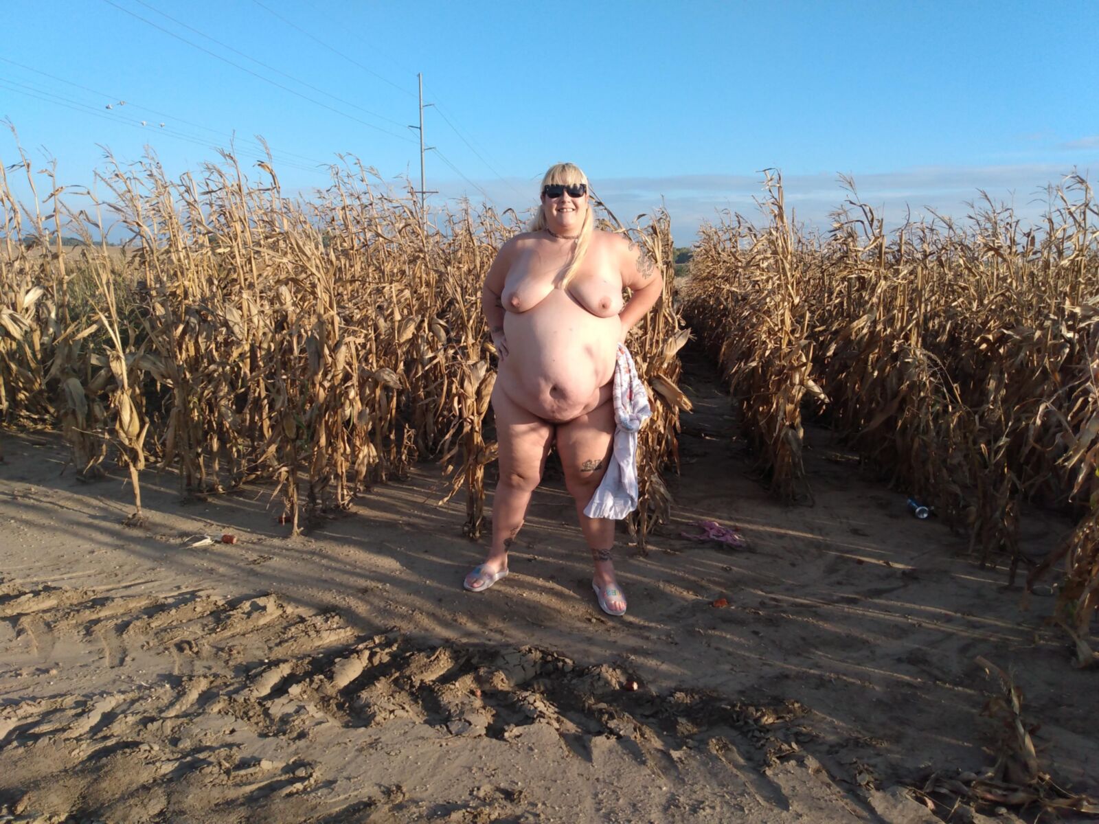 BBW pirralho PoppyJay NU em um CORNFIELD