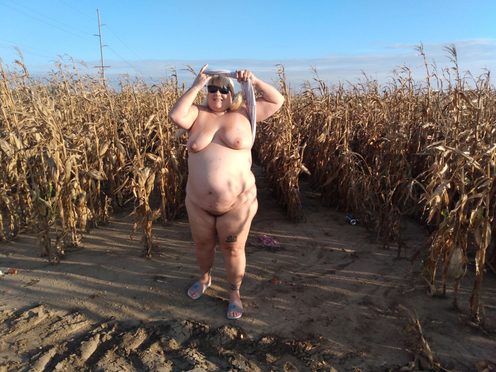 BBW pirralho PoppyJay NU em um CORNFIELD