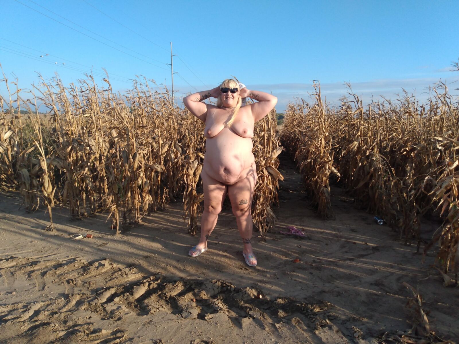 BBW pirralho PoppyJay NU em um CORNFIELD