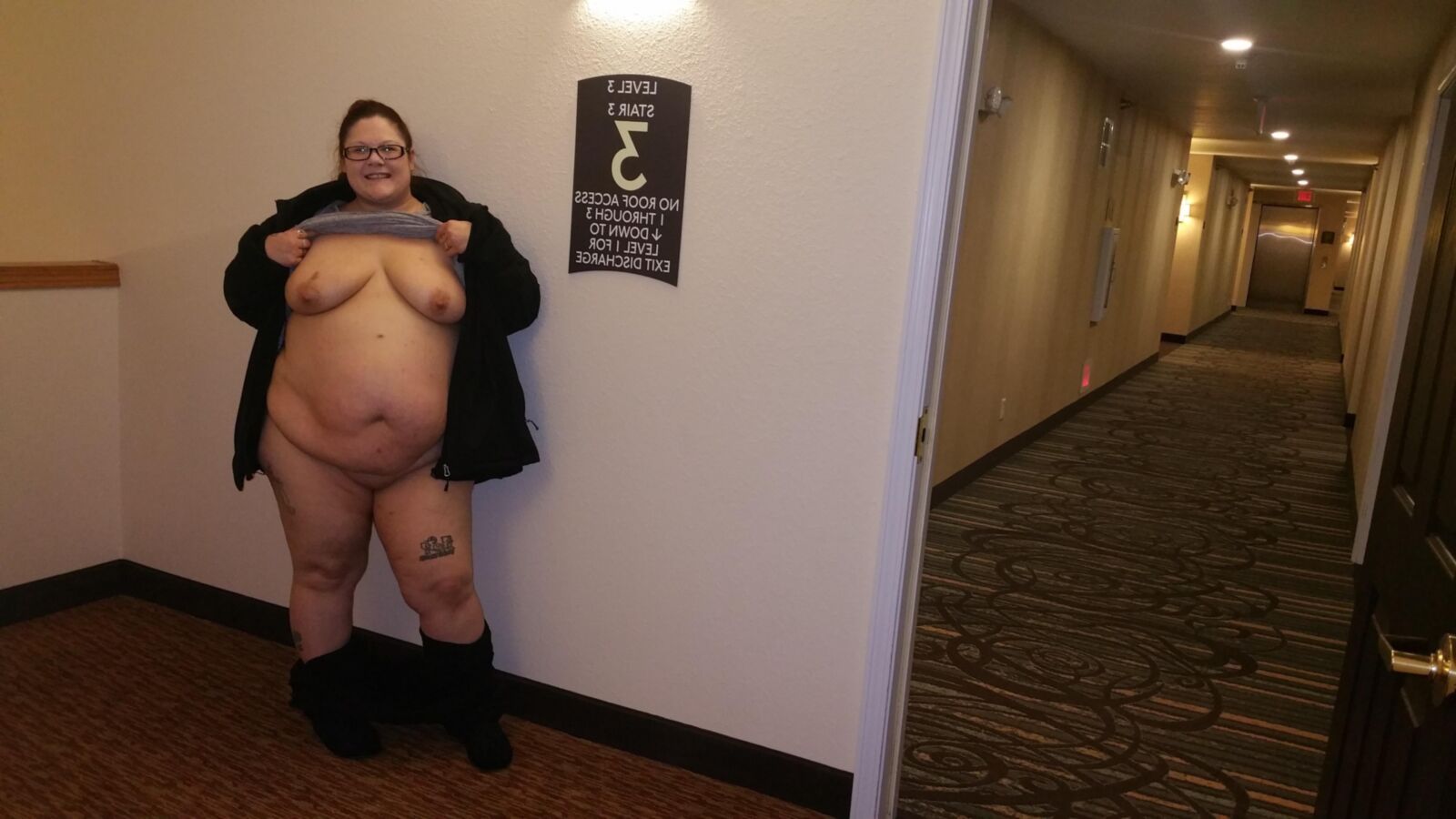 BBW Braat Poppyjay posando em um hotel