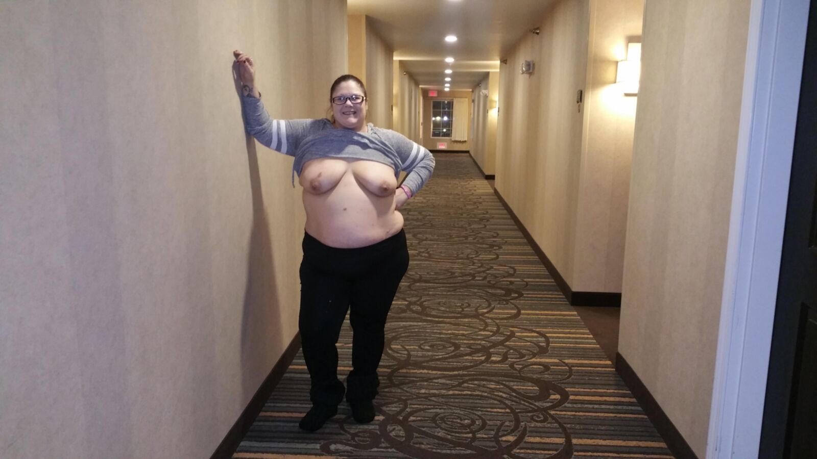 BBW Braat Poppyjay posando em um hotel