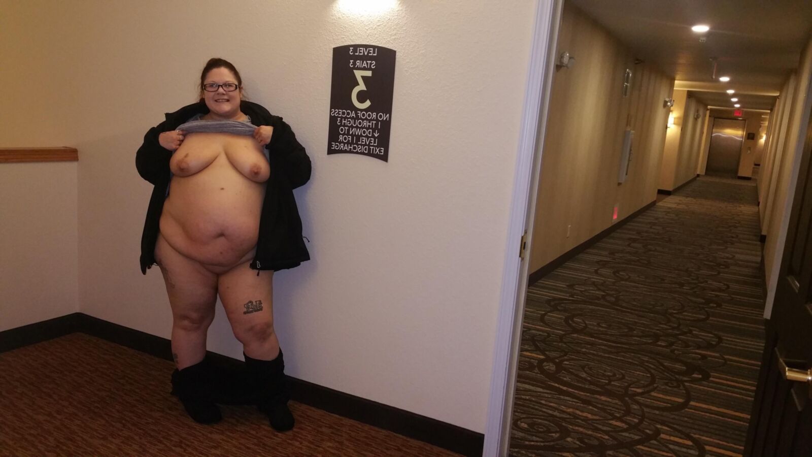 BBW Braat Poppyjay posando em um hotel