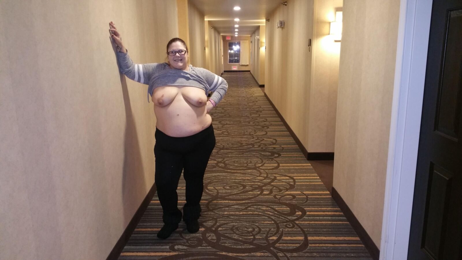 BBW Braat Poppyjay posando em um hotel