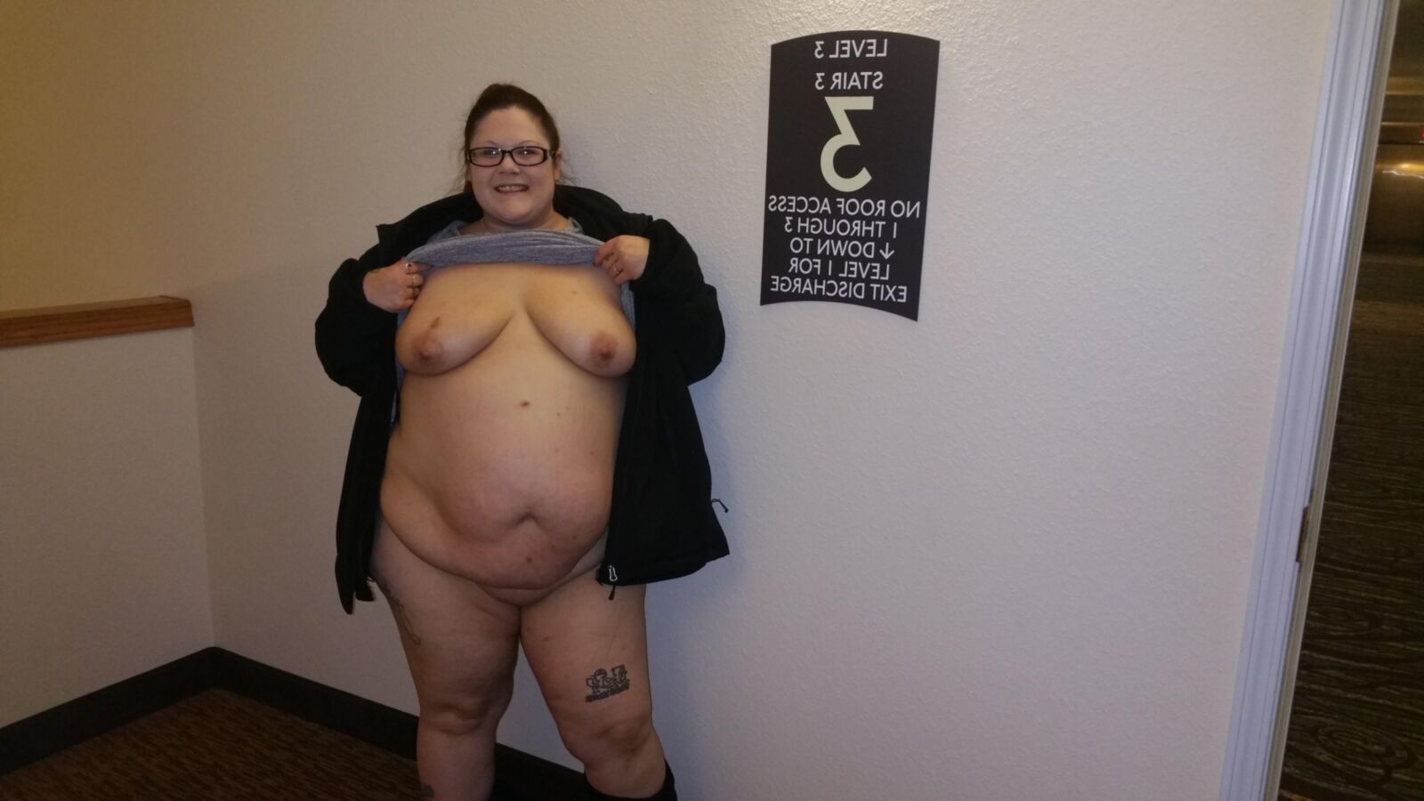 BBW Braat Poppyjay posando em um hotel