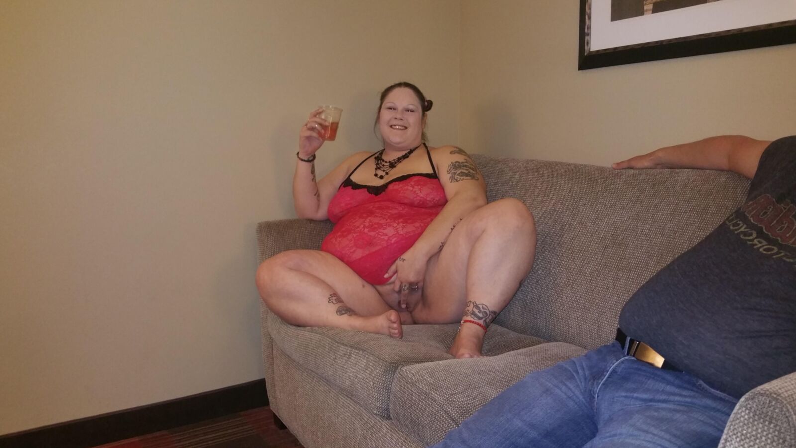 BBW Braat Poppyjay posando em um hotel