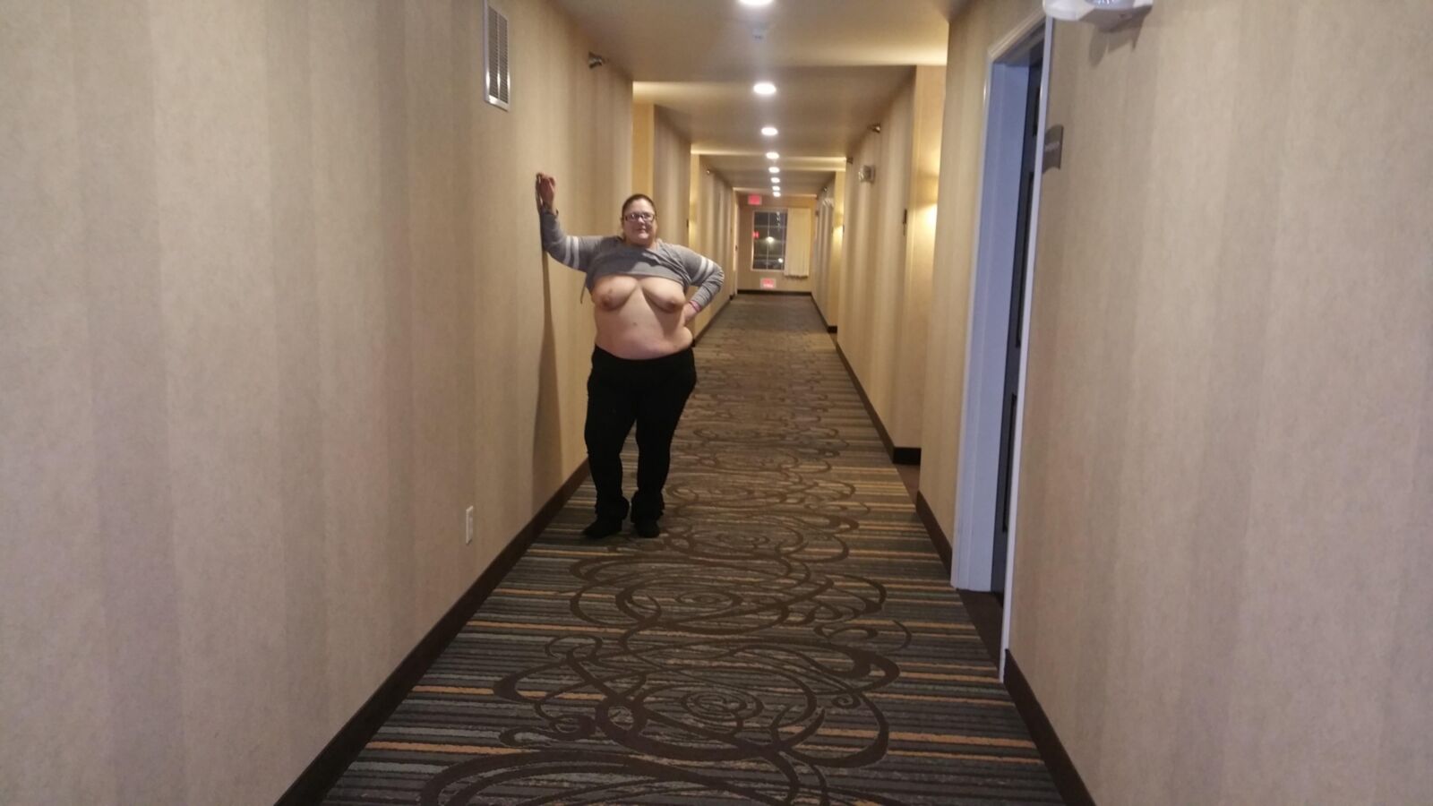 BBW Braat Poppyjay posando em um hotel