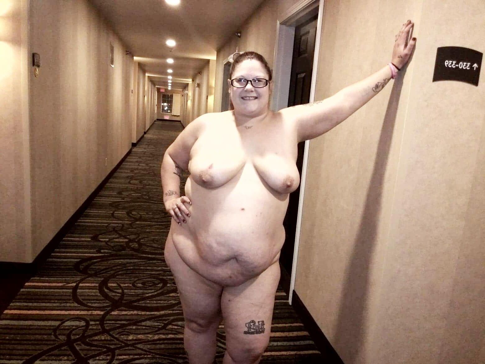 BBW Braat Poppyjay posando em um hotel