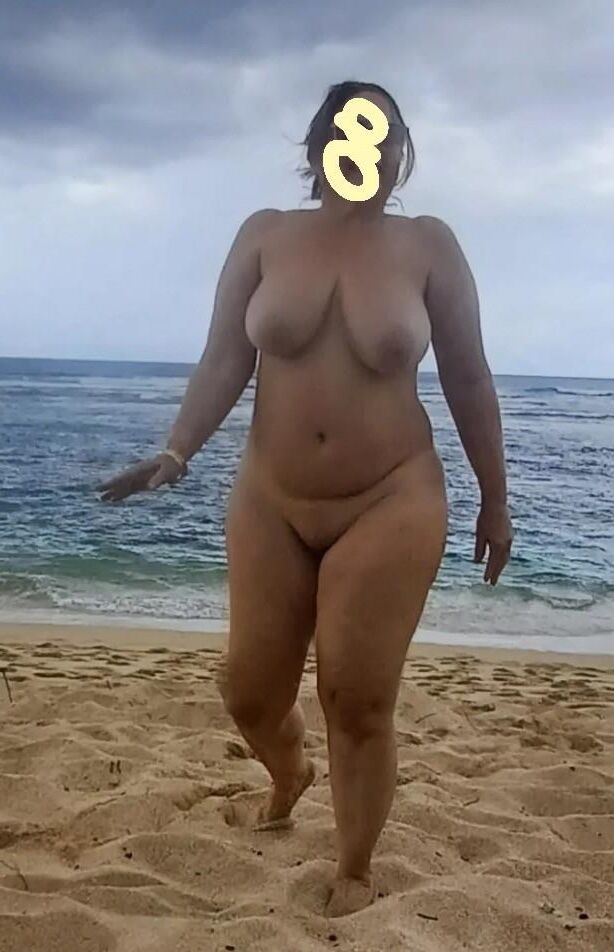 mollige Nudistenfrau