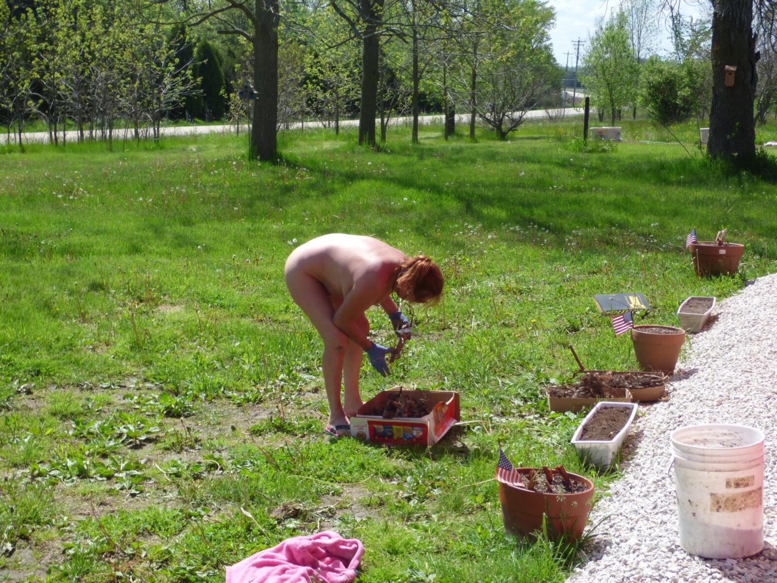 Jardinagem nu: nudez do quintal durante a agricultura e plantio