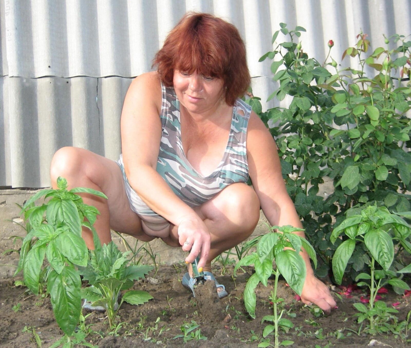 Jardinagem nu: nudez do quintal durante a agricultura e plantio