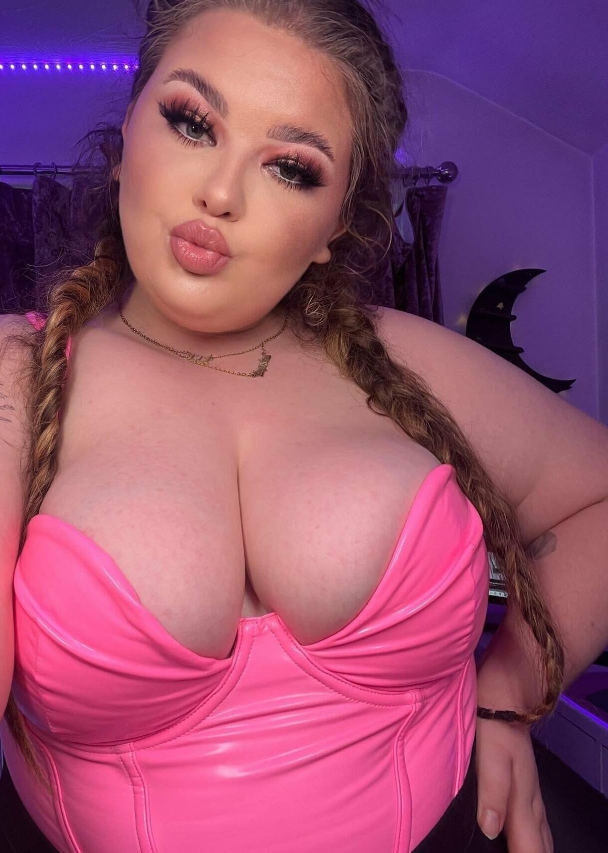 Fat little whore, gets herself lots of pervy attention 