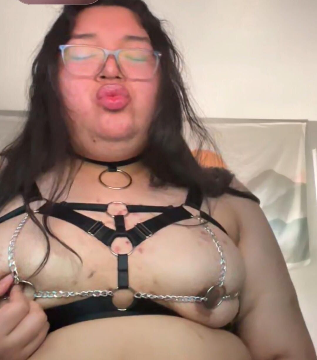 Fat whore wants cum on her lips