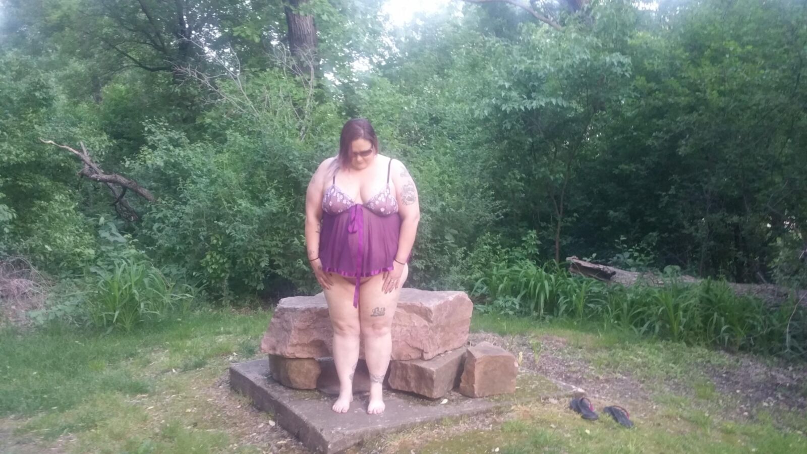 BBW Brat Poppyjay piscando no parque novamente