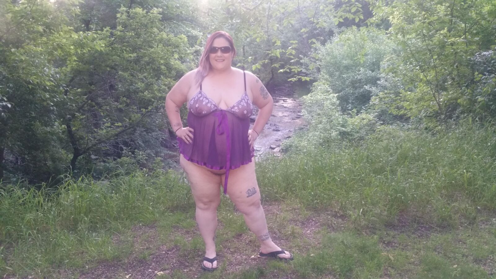 BBW Brat Poppyjay piscando no parque novamente