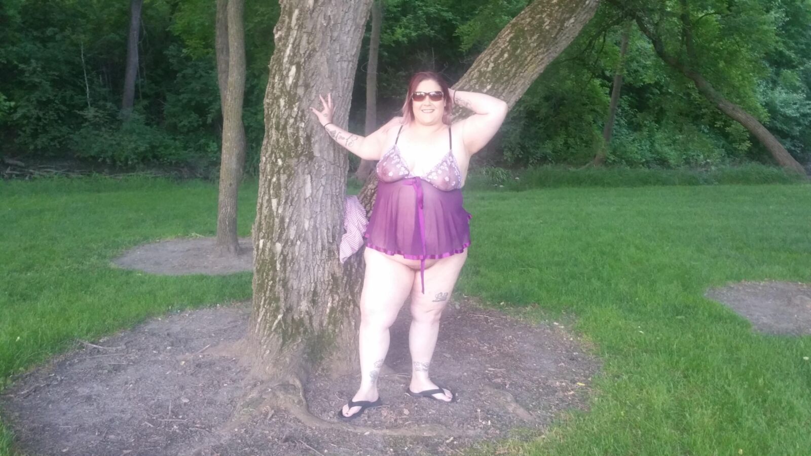 BBW Brat Poppyjay piscando no parque novamente