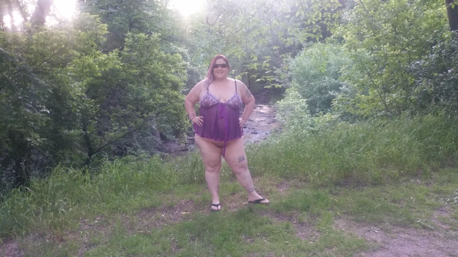 BBW Brat Poppyjay piscando no parque novamente