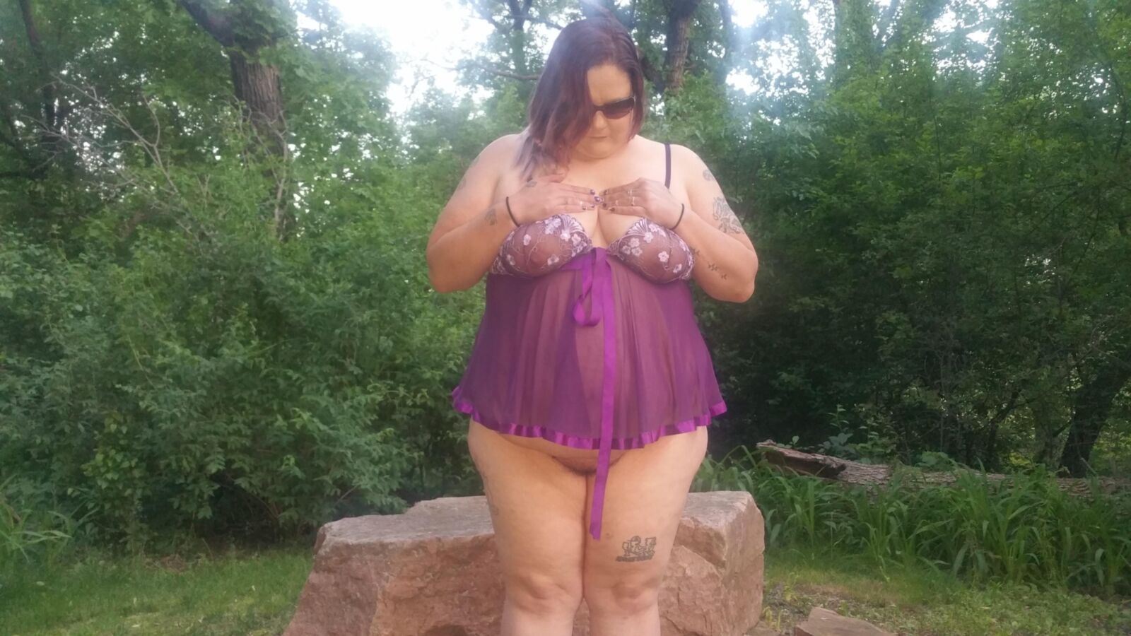 BBW Brat Poppyjay piscando no parque novamente