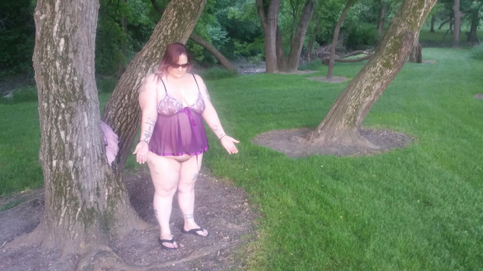 BBW Brat Poppyjay piscando no parque novamente