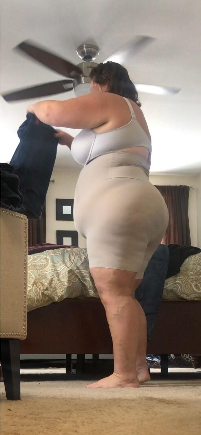 La esposa masiva de BBW muestra su forma de desgaste